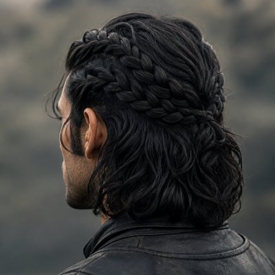 OK, je veux que tu me fasses genre, je m’en fous du visage là je veux que tu me fasses tes cheveux noirs d’homme alors en gros tu vas bien m’écouter, je veux qu’ils aient la longueur qui arrive jusqu’à la nuque un peu ondulé très très légèrement ondulé. Alors une petite mèche en haut qui dépasse. Et les cheveux sont alors en gros y a les cheveux de la nuque qui sont libres et les cheveux du haut du crâne et sur les côtés qui sont attachés en arrière avec des tresses un peu à la Targa, rien, je veux un mélange de deanarys Targaryen et la coupe célèbre de Jon Snow, un peu vraiment exactement la même coupe que daeron t’as rien, mais avec tes tresses quoi pour décorer un peu avec des cheveux noirs quelque chose de structuré et je veux vraiment des grosses tresses 