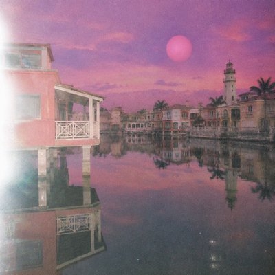A surreal Dreamcore illustration of the iconic artificial salt-water canals of the El Morro Tourist Complex in Lechería, Venezuela. The unique architecture of the 'Casas Bote' stilt houses and the distinct Mediterranean-style villas of Pueblo Viejo line the perfectly still, glass-like water. The entire complex is utterly abandoned, devoid of any yachts, speedboats, cars, people, or modern commercial signs. In the background, the silhouette of the Pueblo Viejo lighthouse stands under an impossible solid pastel lavender and pink dusk sky. The style must strictly emulate a low-fidelity, authentic late-1990s analog photograph. It features heavy 35mm film grain, low contrast, a desaturated color palette, and high-exposure light blooming around the edges. An eerie camera flash glare slightly flattens the image depth, capturing the liminal, unsettling stillness of a forgotten coastal memory. No digital 3D render feel, no CGI elements.