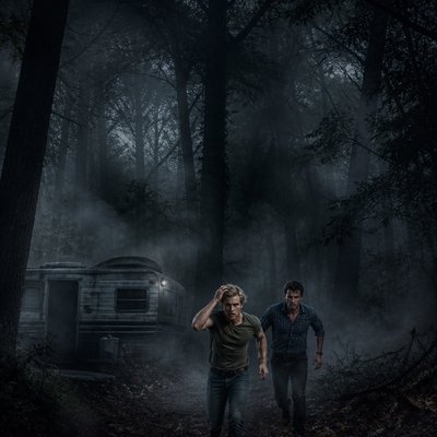 Ok tu me fait 2 personnages de roman , on va commencer avec un jeune homme la vaingtaine tres beau il est blond, il passe sa main dans ses cheveux, on voit le biceps il est en T-shirt kaki avec un jean à côté de lui, il se trouve un autre un homme dans les 45 ans, et alors là je veux que tu les cheveux noirs bouclé, sur les côtés, il a pas de lunettes il est en chemise, un daddy pas de barbe, pas de moustache. il a l’air d’être écrivant ou maire physiquement, il ressemble à tom loftis de widow bay , il a une chemise un peu démodé genre bleu à carreaux et je veux que par rapport à l’image, ils soient vraiment tout en bas genre un vrai roman quoi les deux personnages sont vus de loin en bas avec une ambiance énorme , mais qu’il soit un minimum visible, genre que je puisse voir leurs yeux Une ambiance assez froide avec un brouillard glaçant autour d’eux une forêt, un caravane je sais pas une ambiance vraiment inquiétante et vraiment je veux une ambiance comme si on parlait d’un roman genre le blond au milieu. On dirait qu’il court tous les deux ou qu’il fuit comme dans sa roman. En fait derrière eux l’ambiance angoissante ils sont devant.